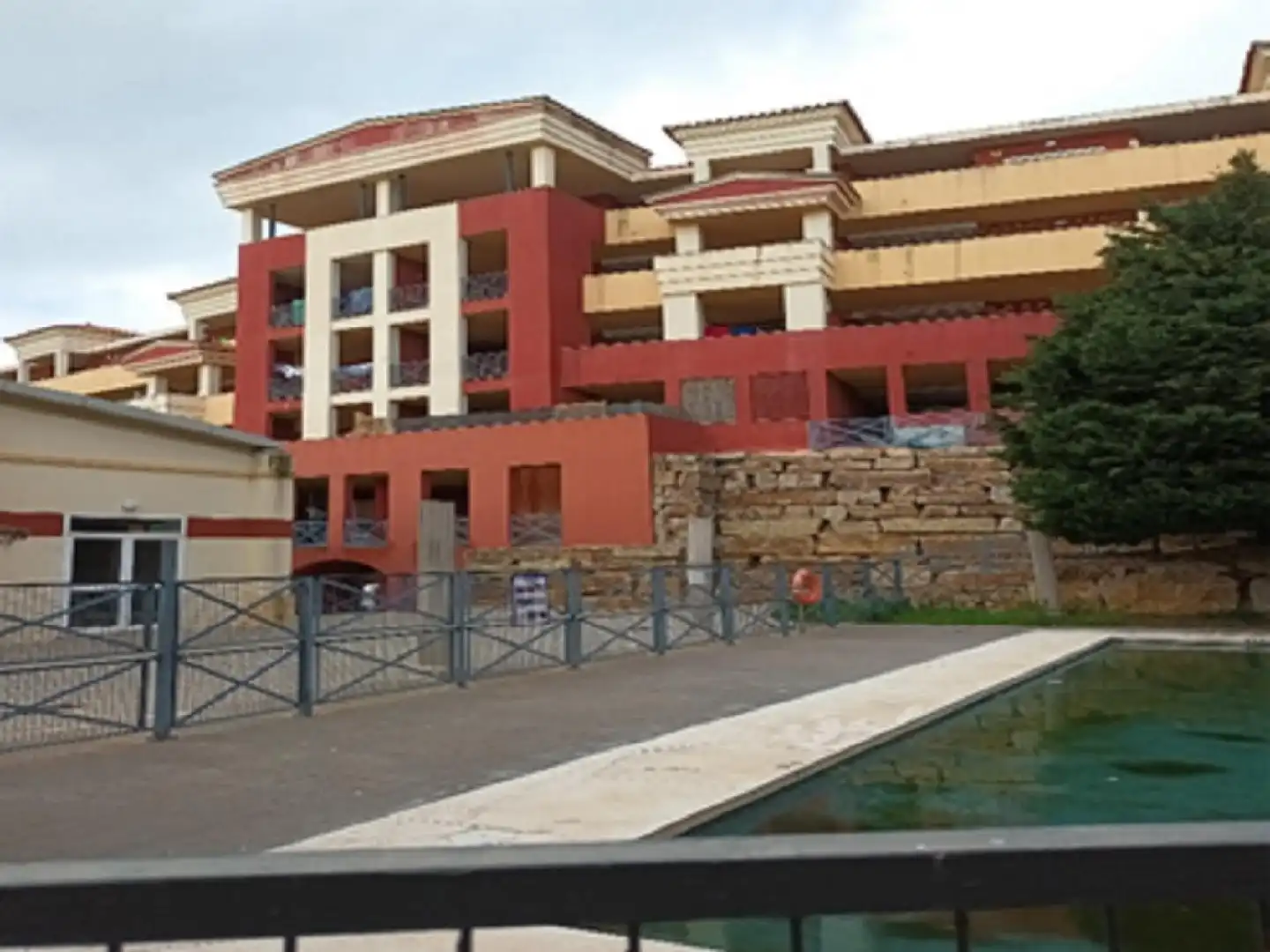 Vista exterior de Apartamento en venta en La Línea de la Concepción con Terraza y Piscina comunitaria