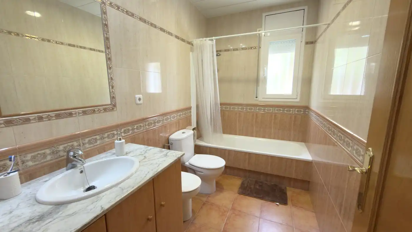 Bany de Casa o xalet en venda en El Vendrell amb Jardí privat, Terrassa i Alarma