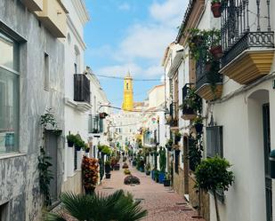 Vista exterior de Casa o xalet de lloguer en Estepona amb Terrassa i Balcó