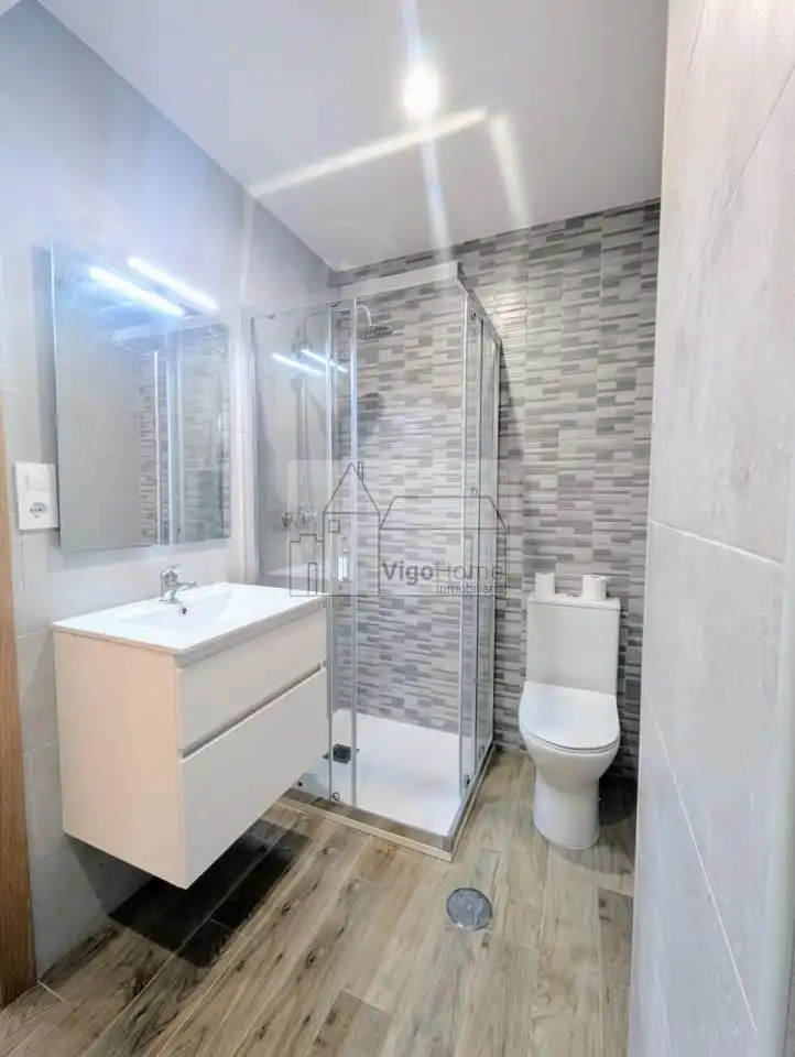 Baño de Piso de alquiler en Vigo  con Calefacción, Terraza y Amueblado