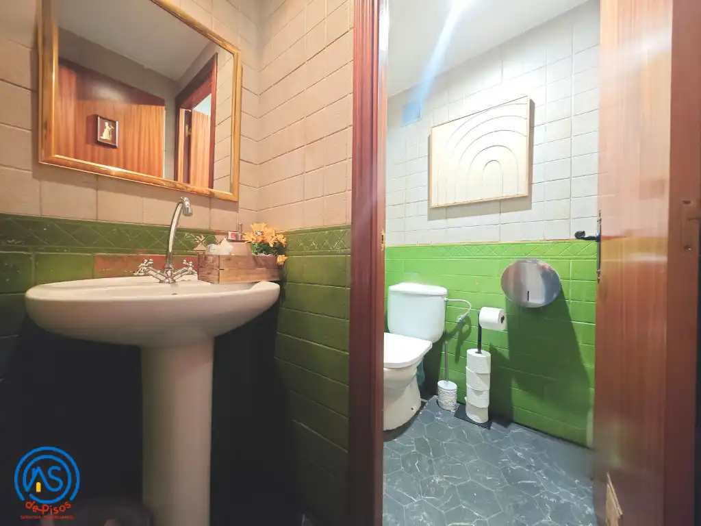 Baño de Local en traspaso en Zaragoza con Aire acondicionado, Calefacción y Parquet