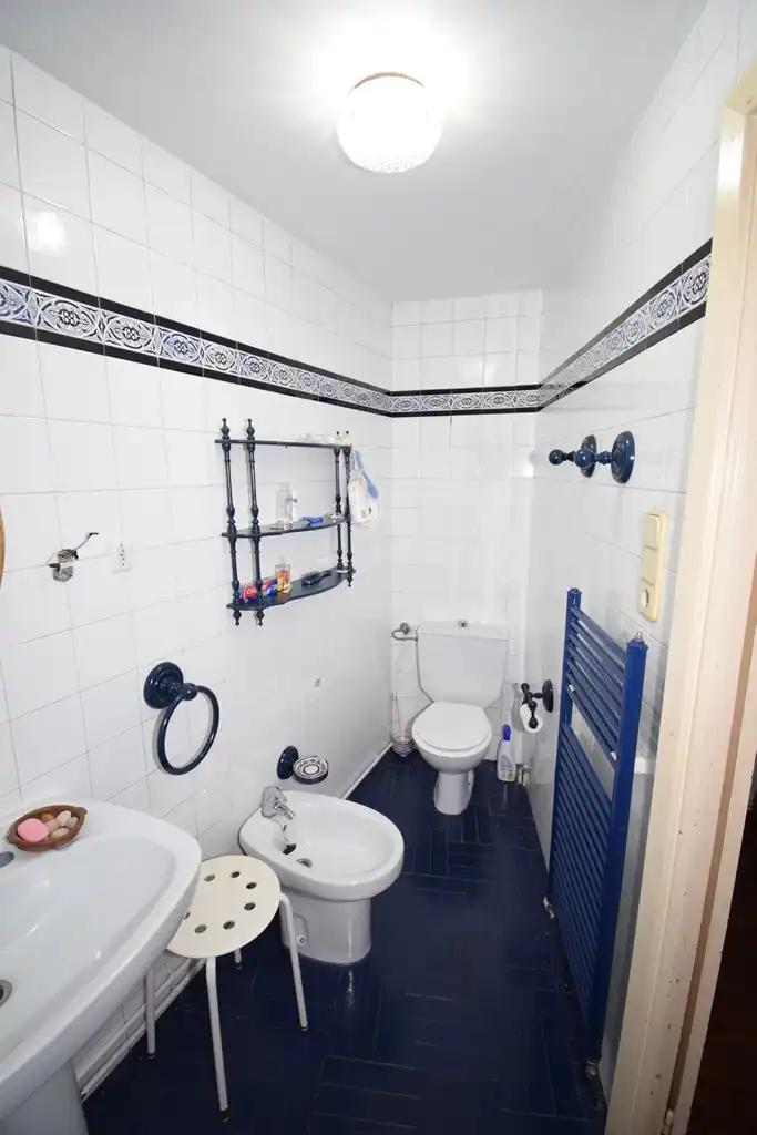 Baño de Casa adosada en venta en Pontedeume con Calefacción y Jardín privado