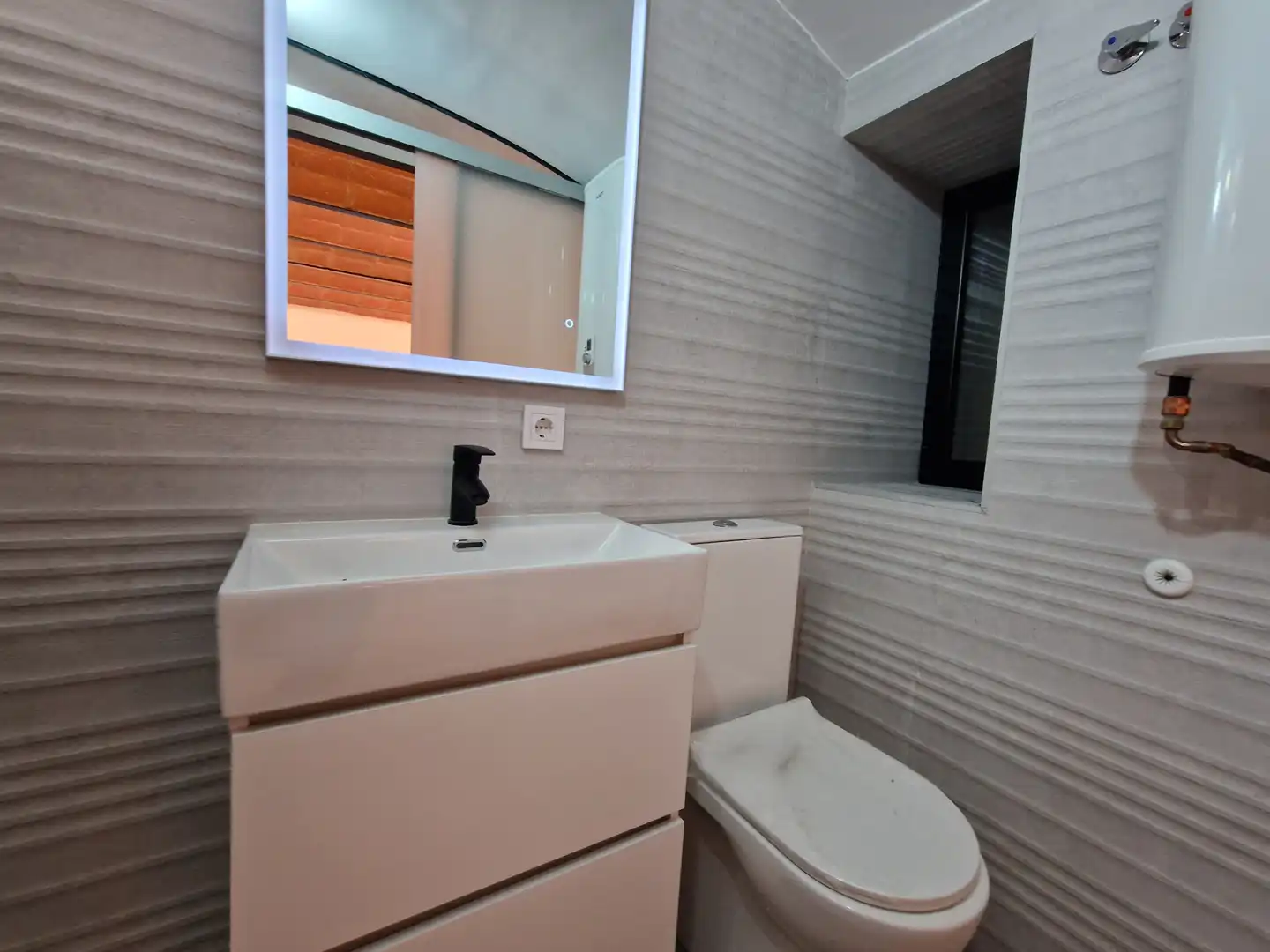 Bathroom of Study for sale in Barcelona  with Oven and Alarm