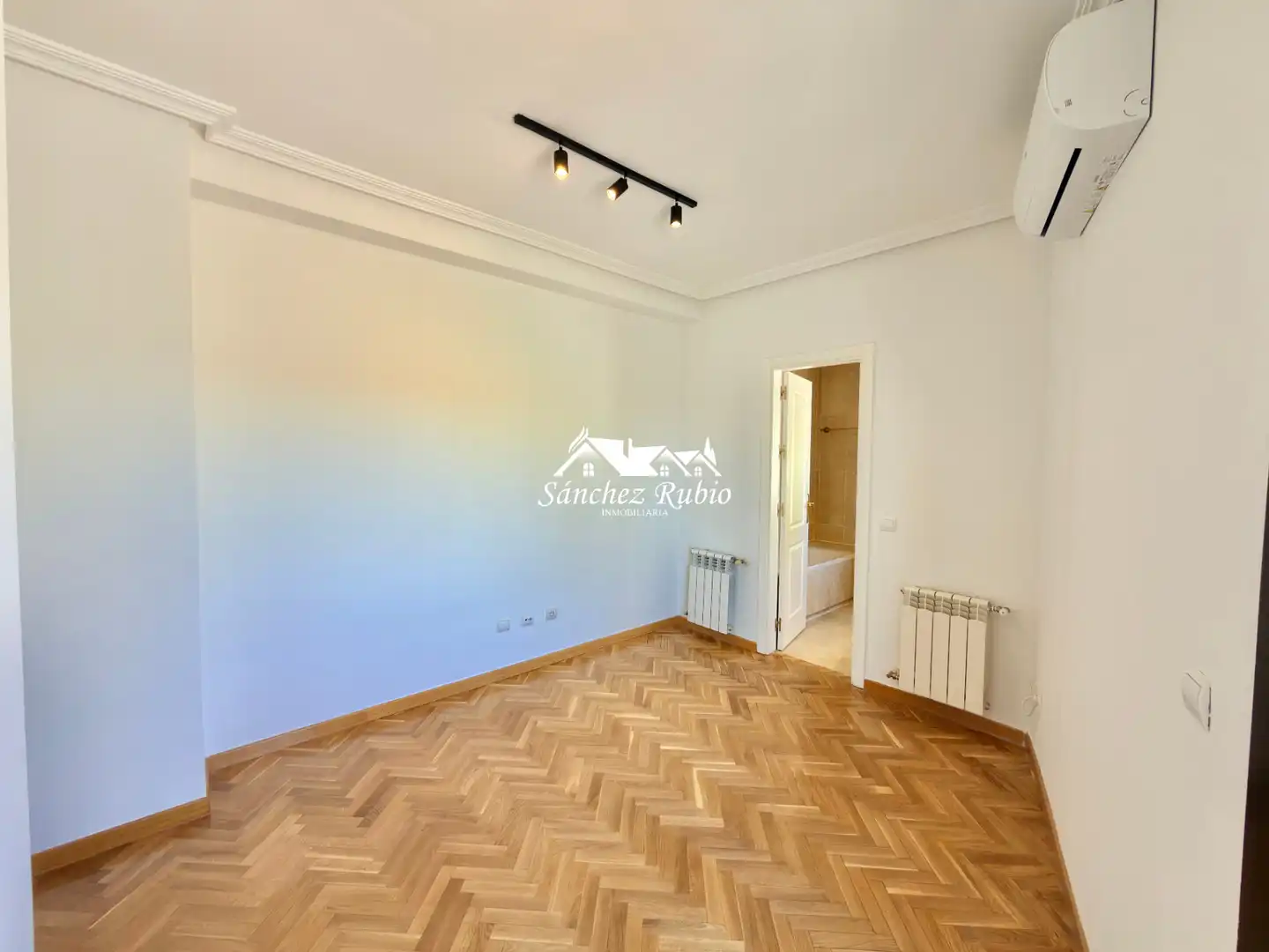 Bedroom of Attic for rent in Las Rozas de Madrid  with Air Conditioner, Heating and Parquet flooring
