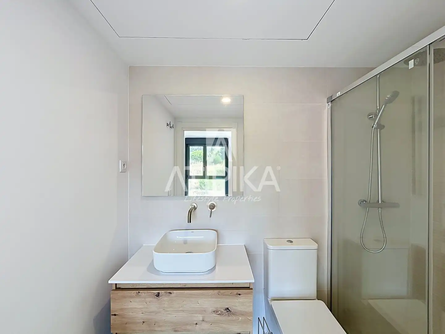 Bathroom of Flat for rent in Barcelona  with Air Conditioner, Parquet flooring and Storage room