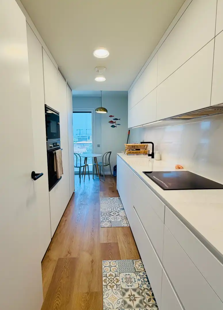 Cuina de Apartament de lloguer en Sitges amb Aire condicionat, Calefacció i Jardí privat