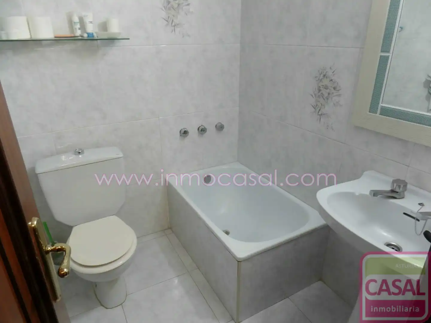 Bathroom of Flat for sale in Oviedo   with Heating, Terrace and Furnished