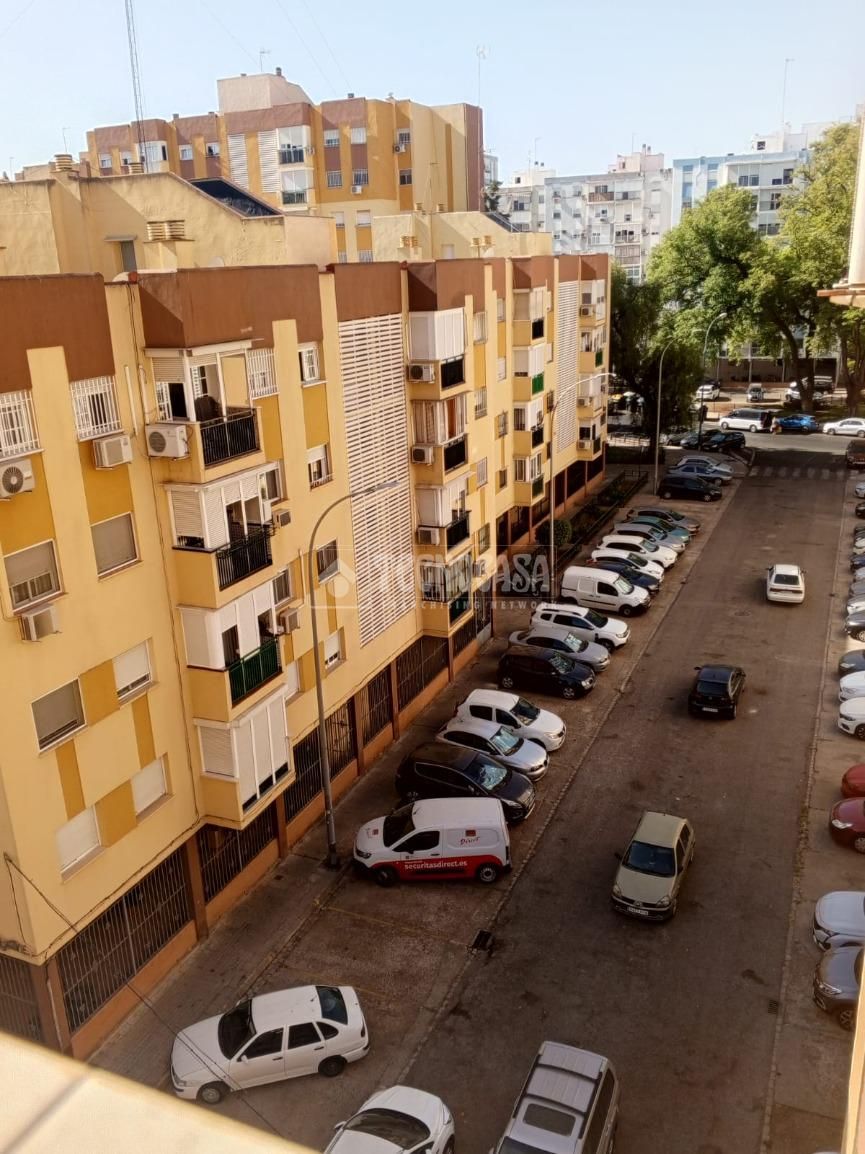 Vista exterior de Pis en venda en  Sevilla Capital amb Aire condicionat i Terrassa