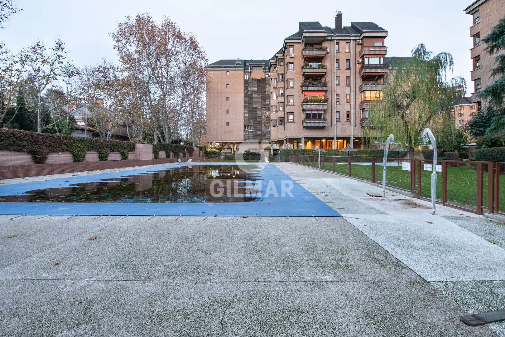 Außenansicht von Wohnung zum Verkauf in Madrid mit Heizung, Privatgarten und Abstellraum