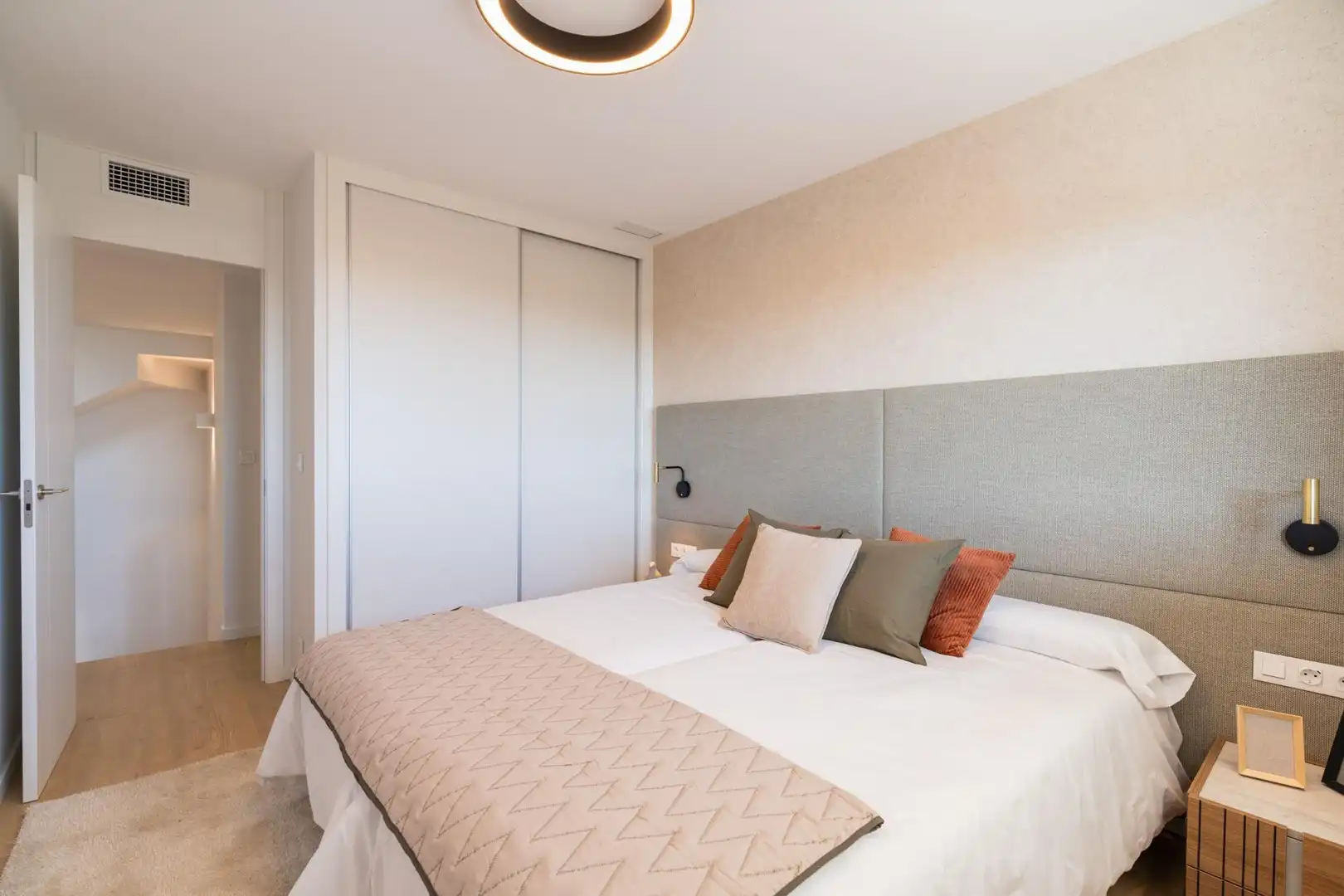 Dormitori de Casa adosada en venda en La Nucia amb Aire condicionat, Jardí privat i Terrassa