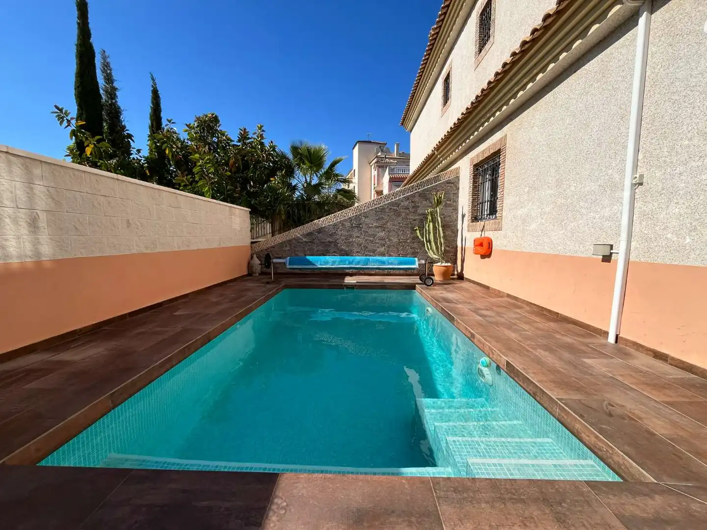 Piscina de Casa adosada en venda en Orihuela amb Aire condicionat, Piscina i Moblat