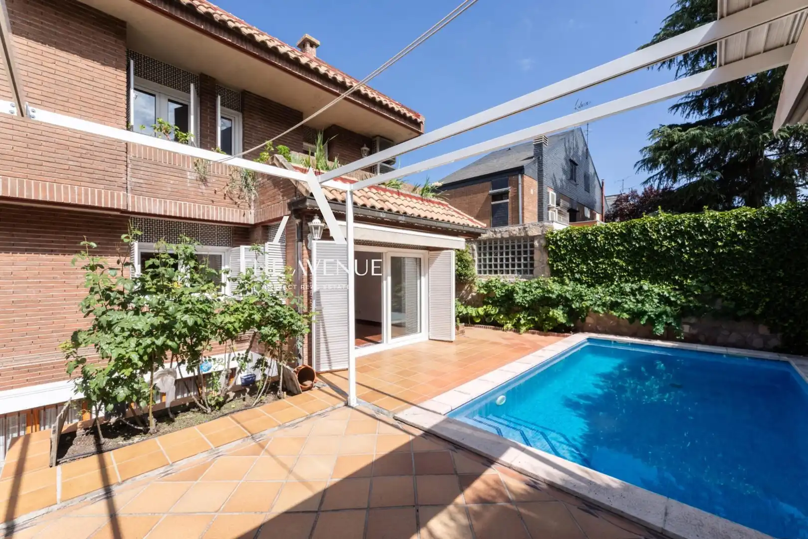Vista exterior de Casa adosada en venda en Pozuelo de Alarcón amb Aire condicionat, Calefacció i Jardí privat