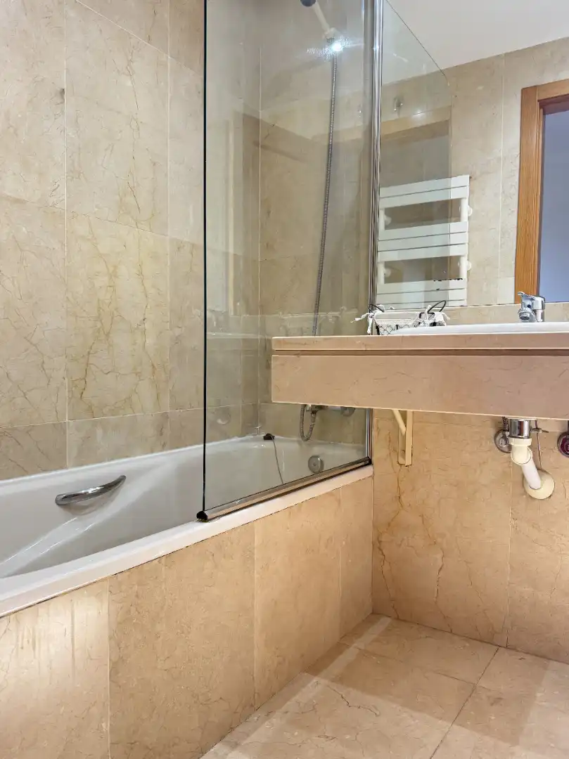 Baño de Piso en venta en Avilés con Calefacción, Parquet y Terraza