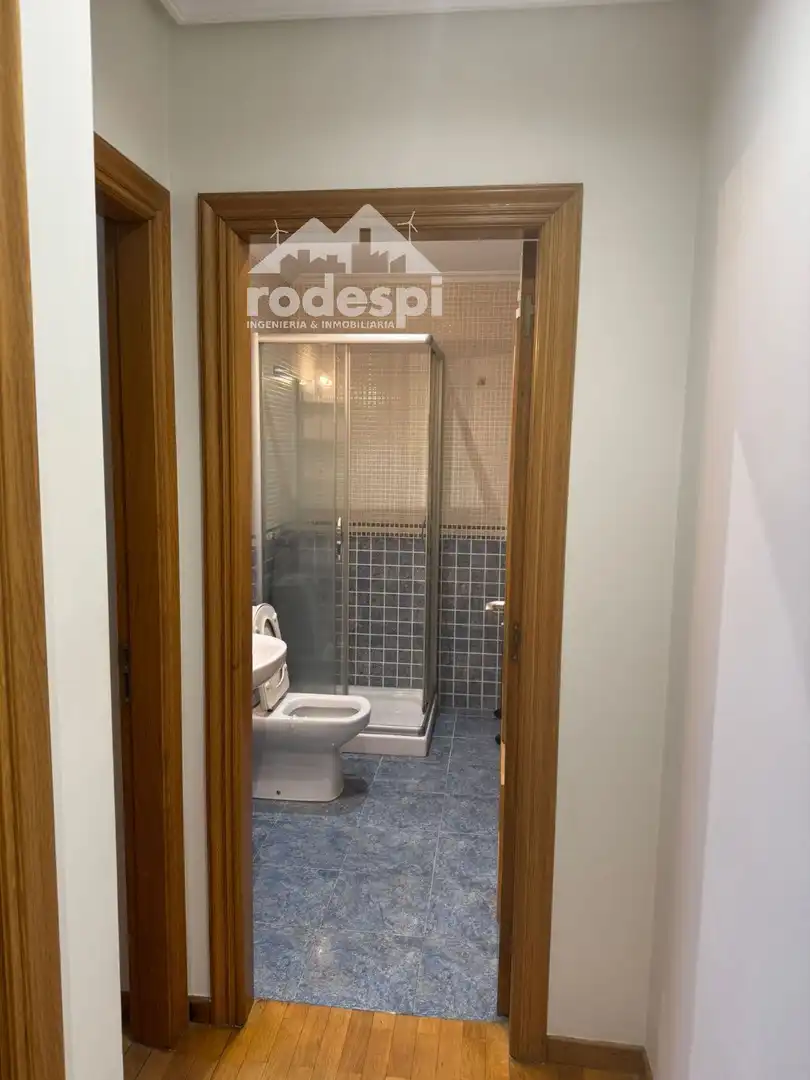 Baño de Piso de alquiler en Ourense Capital  con Trastero y Amueblado
