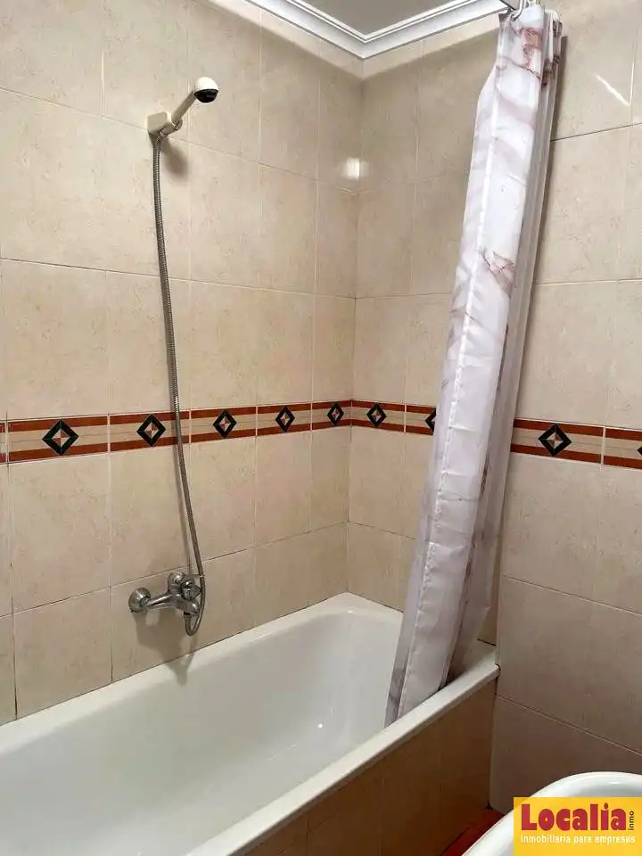 Baño de Piso en venta en Santander con Calefacción, Trastero y Amueblado