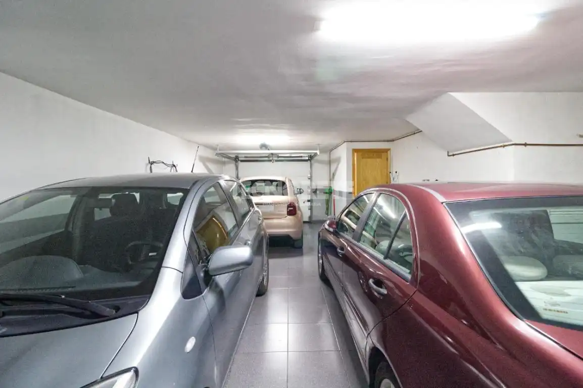 Parkplatz von Einfamilien-Reihenhaus zum Verkauf in Toledo mit Klimaanlage, Heizung und Privatgarten