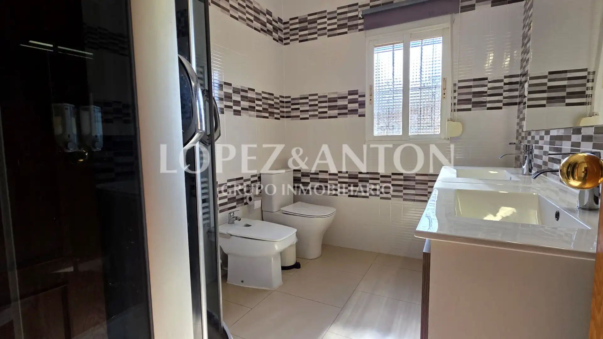 Bathroom of Houses for sale in L'Eliana  with Air Conditioner, Heating and Private garden