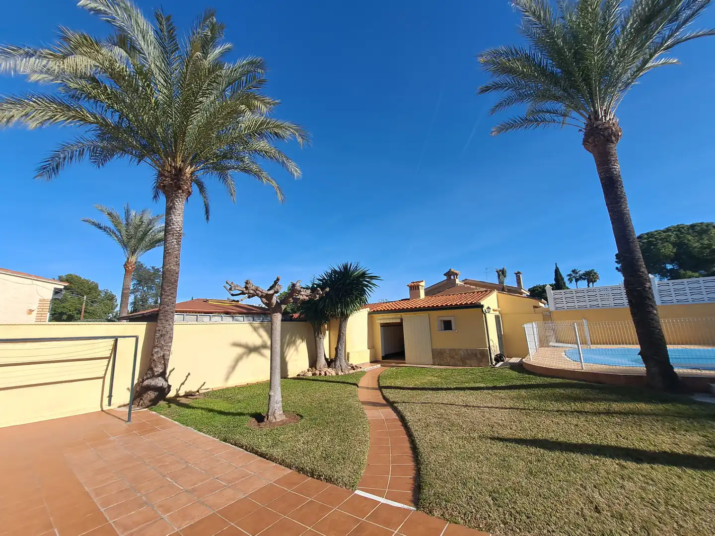 Vista exterior de Casa o xalet en venda en L'Eliana amb Aire condicionat, Calefacció i Jardí privat