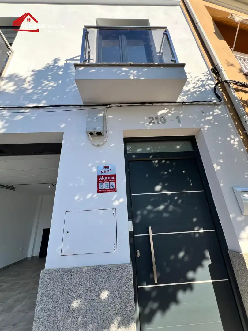 Aparcament de Casa adosada en venda en Córdoba amb Aire condicionat, Calefacció i Terrassa
