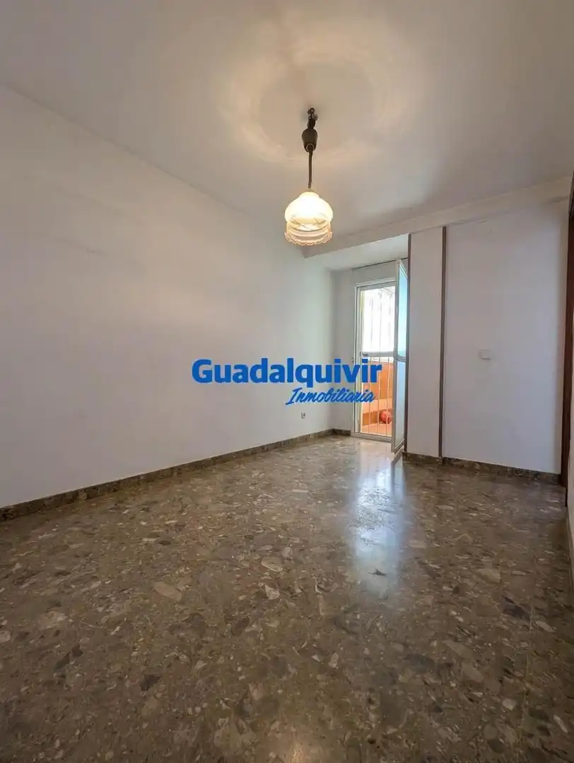 Habitación de Piso en venta en Sevilla con Aire acondicionado, Terraza y Trastero