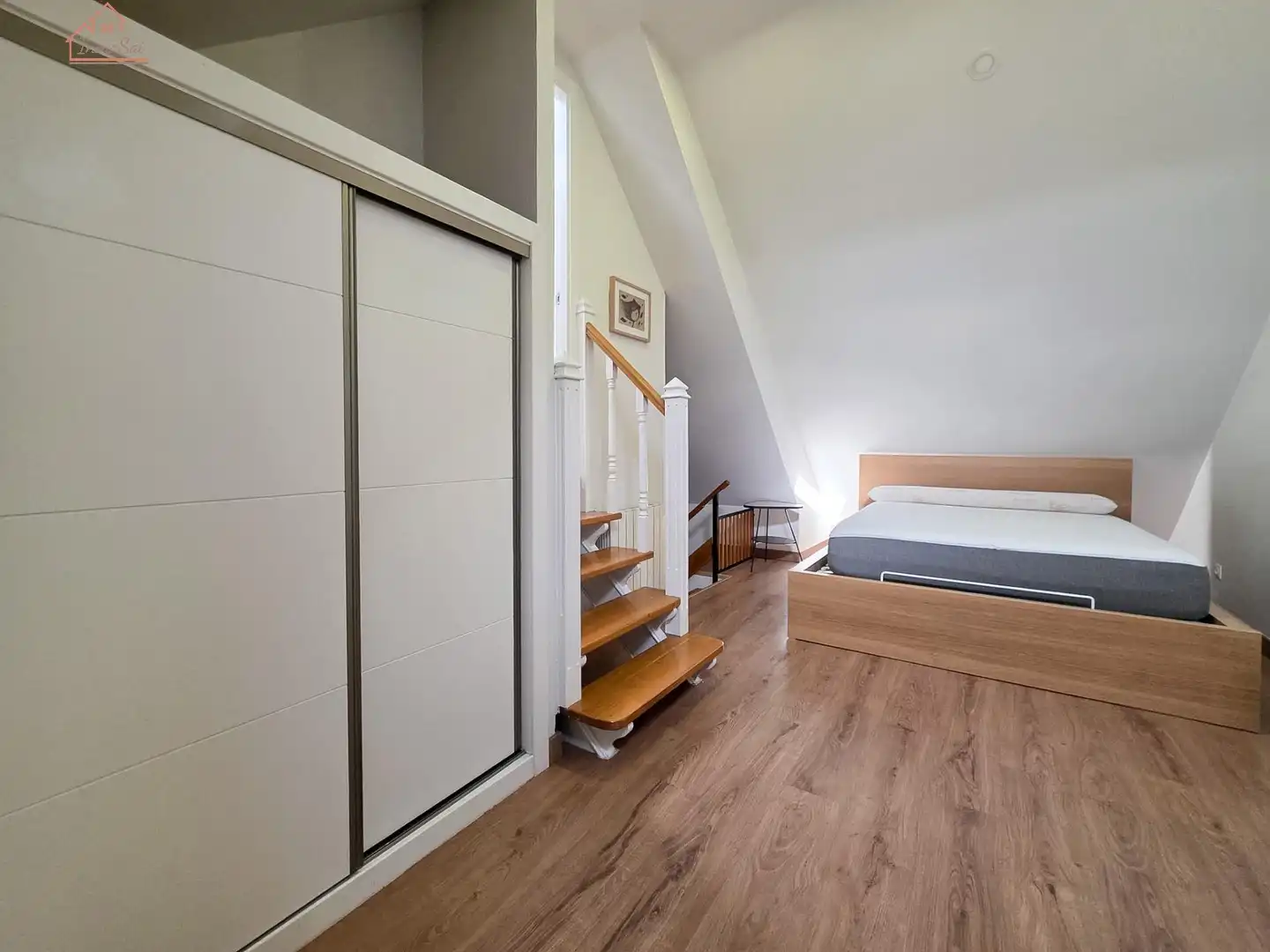 Schlafzimmer von Dachboden zur Miete in Madrid mit Klimaanlage, Heizung und Terrasse