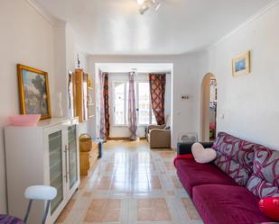 Sala d'estar de Apartament de lloguer en Torrevieja amb Aire condicionat i Piscina comunitària