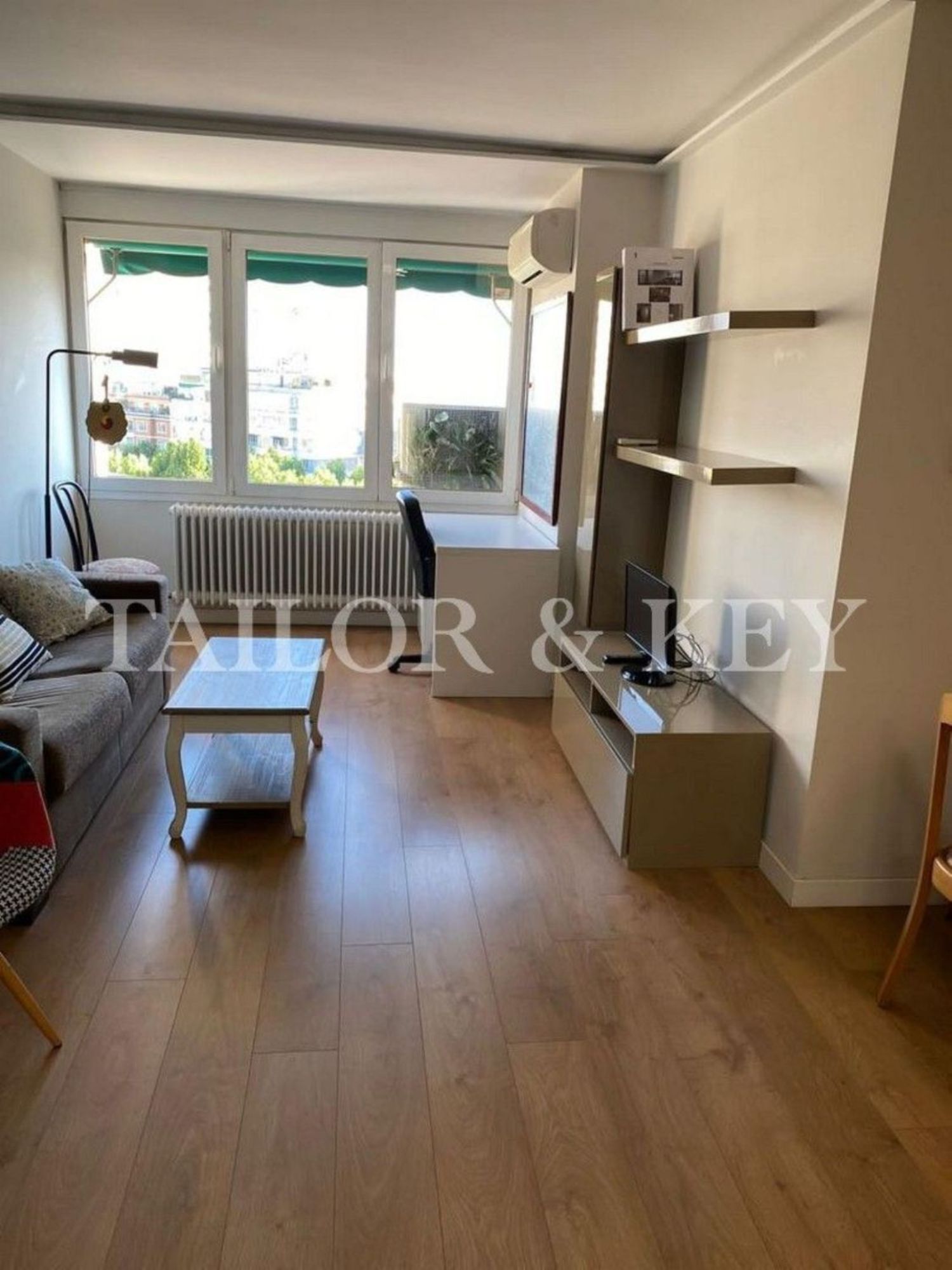 Sala d'estar de Àtic de lloguer en  Madrid Capital amb Aire condicionat i Moblat