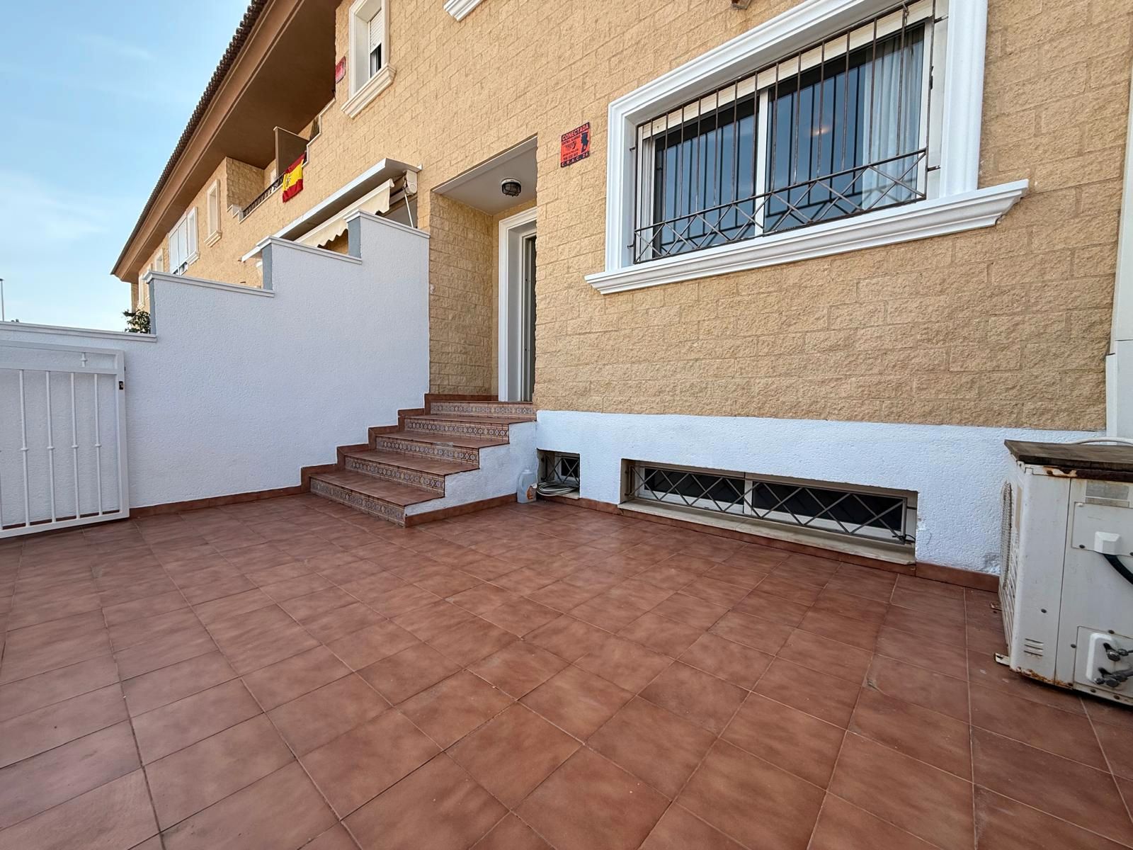 Vista exterior de Casa adosada en venda en San Pedro del Pinatar amb Aire condicionat, Jardí privat i Terrassa