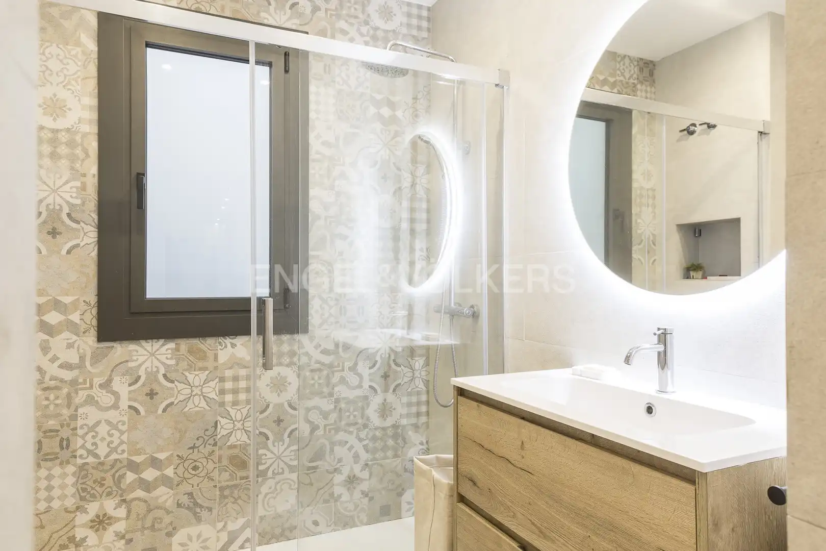 Badezimmer von Wohnung zur Miete in Barcelona mit Klimaanlage, Heizung und Parkett