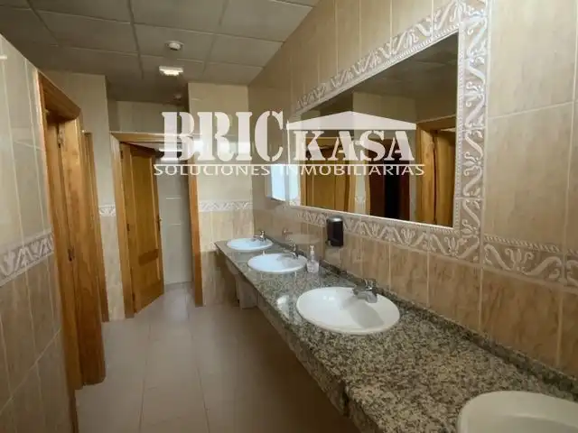 Baño de Local en venta en Torrejoncillo con Aire acondicionado