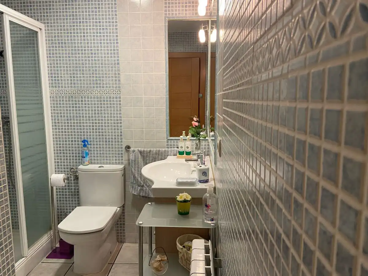 Badezimmer von Einfamilien-Reihenhaus zum Verkauf in Albacete mit Klimaanlage, Heizung und Parkett