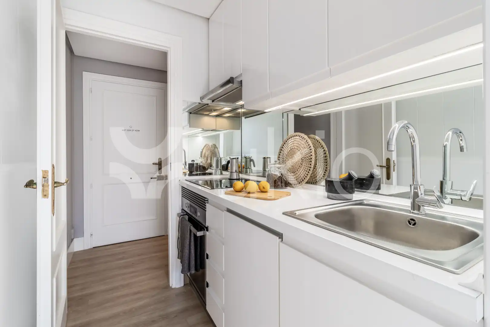 Cuina de Apartament de lloguer en Madrid amb Aire condicionat, Calefacció i Moblat