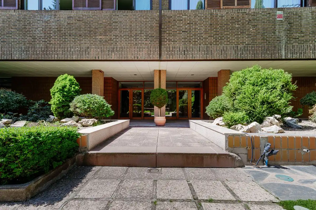 Vista exterior de Pis en venda en Madrid amb Calefacció, Jardí privat i Piscina