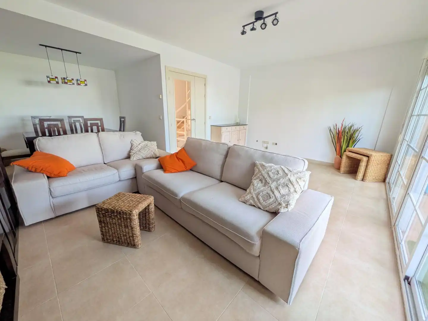Sala d'estar de Casa adosada en venda en Villalbilla amb Calefacció, Jardí privat i Terrassa