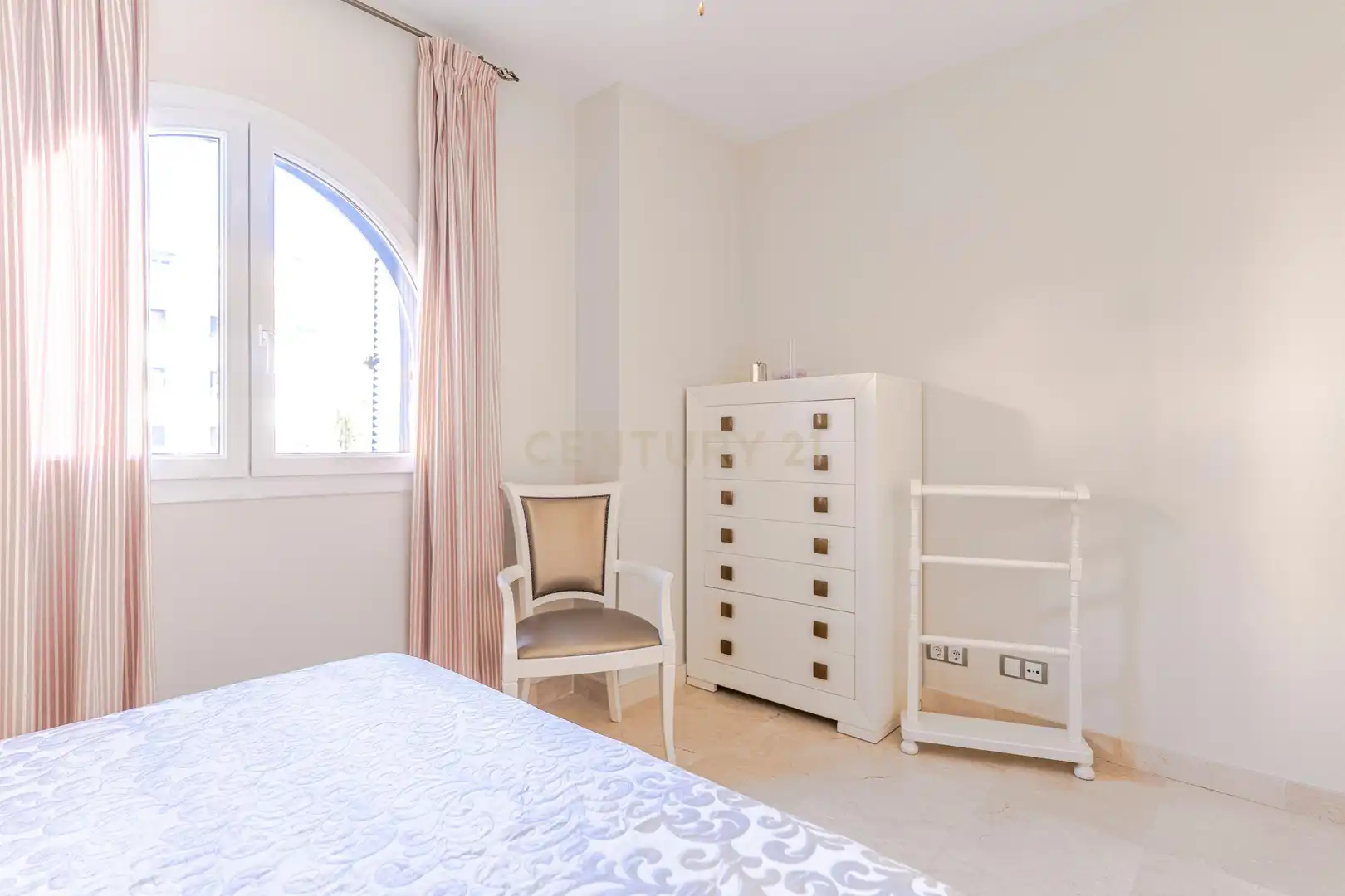 Schlafzimmer von Wohnung zum Verkauf in Manilva mit Privatgarten, Abstellraum und Gemeinschaftspool