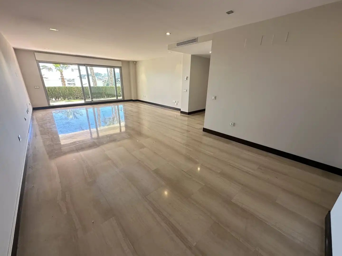 Wohnzimmer von Wohnung zum Verkauf in Benahavís mit Terrasse, Abstellraum und Alarm