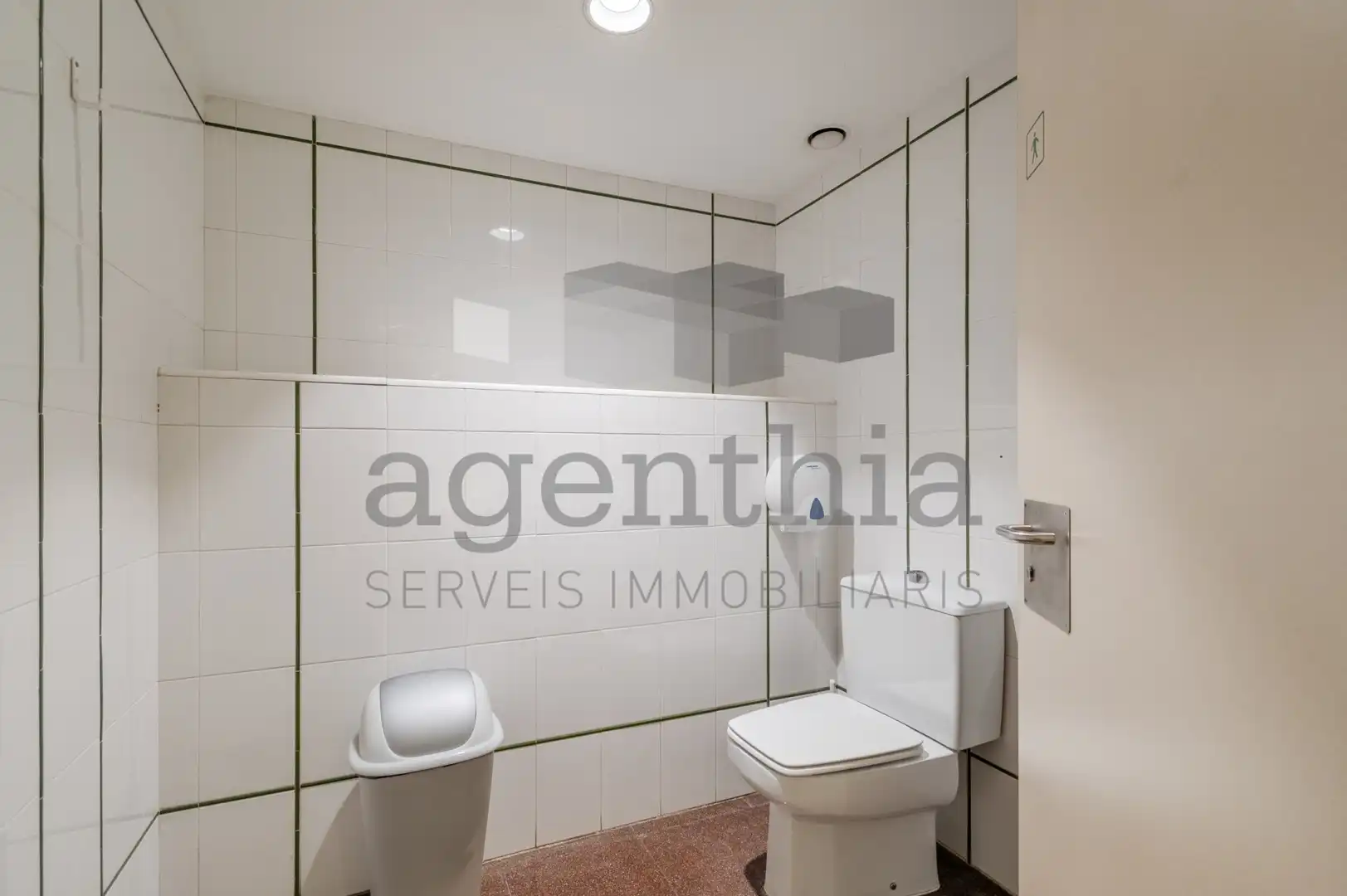 Badezimmer von Geschaftsraum zum Verkauf in Girona mit Klimaanlage