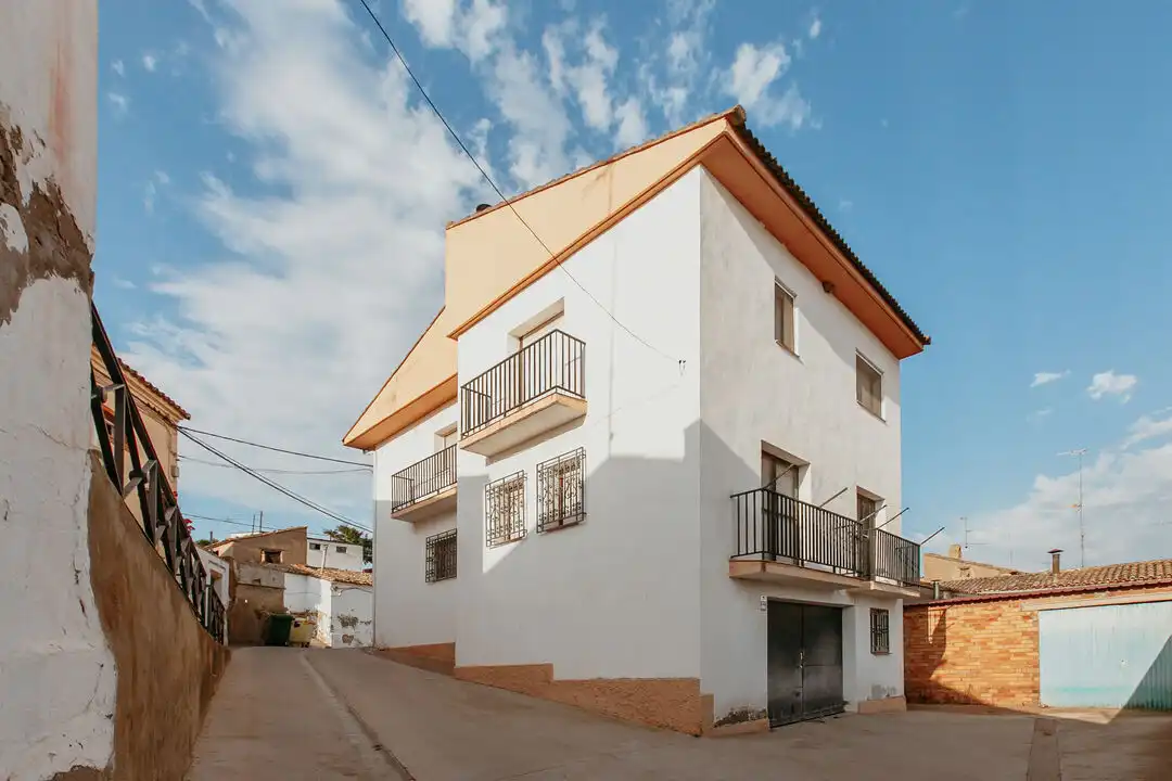 Vista exterior de Casa o xalet en venda en Almuniente amb Calefacció, Terrassa i Moblat
