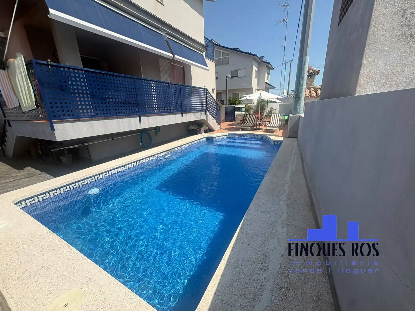 Schwimmbecken von Einfamilien-Reihenhaus zum Verkauf in Vinaròs mit Klimaanlage, Terrasse und Schwimmbad