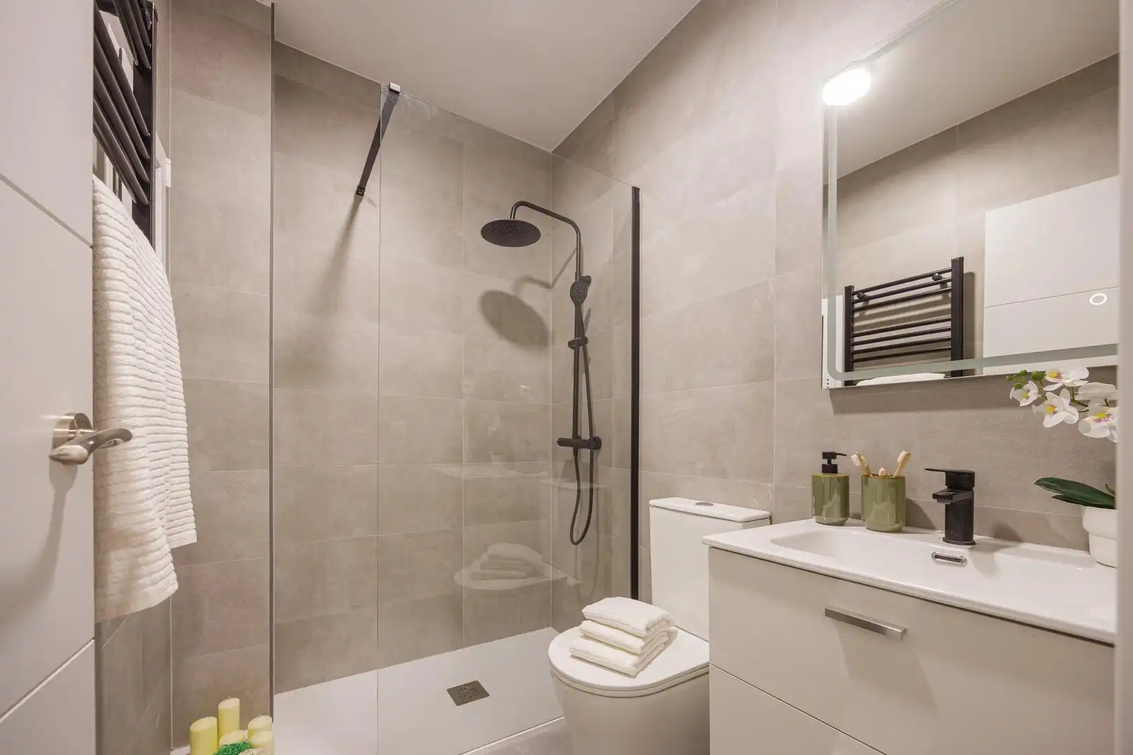 Bathroom of Flat for sale in Madrid
