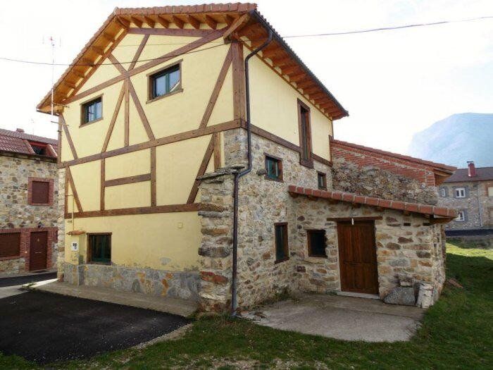 Exterior view of House or chalet for sale in Boca de Huérgano  with Heating, Private garden and Storage room