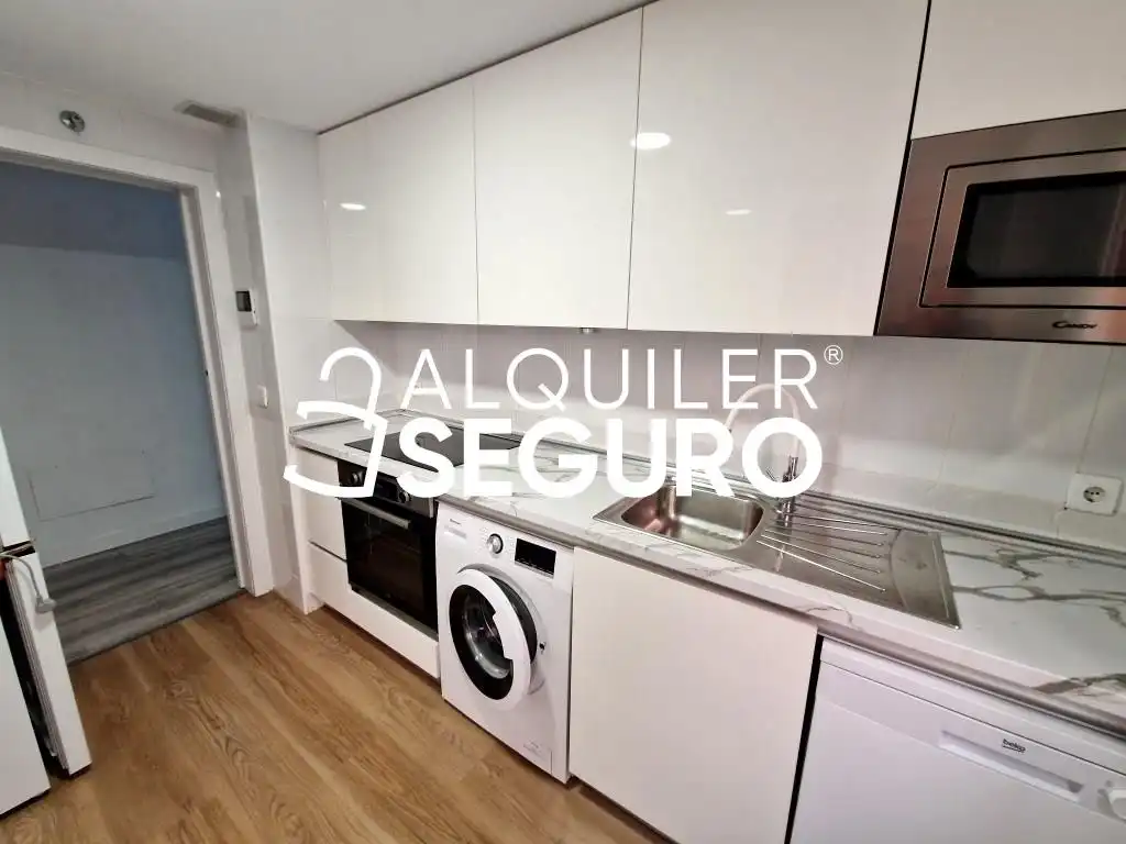 Cuina de Pis de lloguer en Móstoles amb Calefacció i Piscina