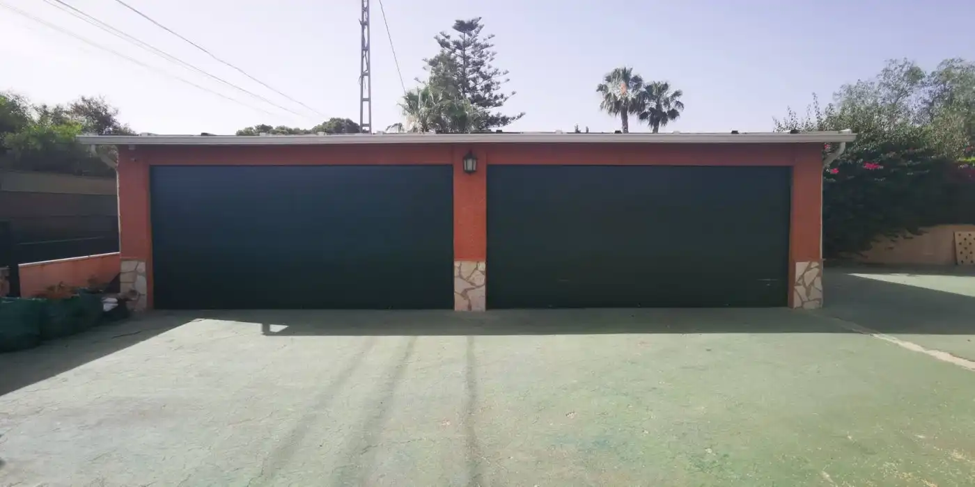 Aparcament de Casa o xalet en venda en Elche / Elx amb Aire condicionat, Jardí privat i Terrassa