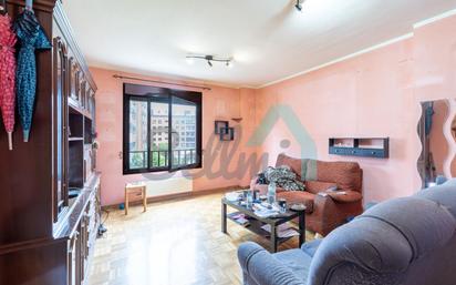 Sala d'estar de Pis en venda en Oviedo  amb Calefacció, Parquet i Traster