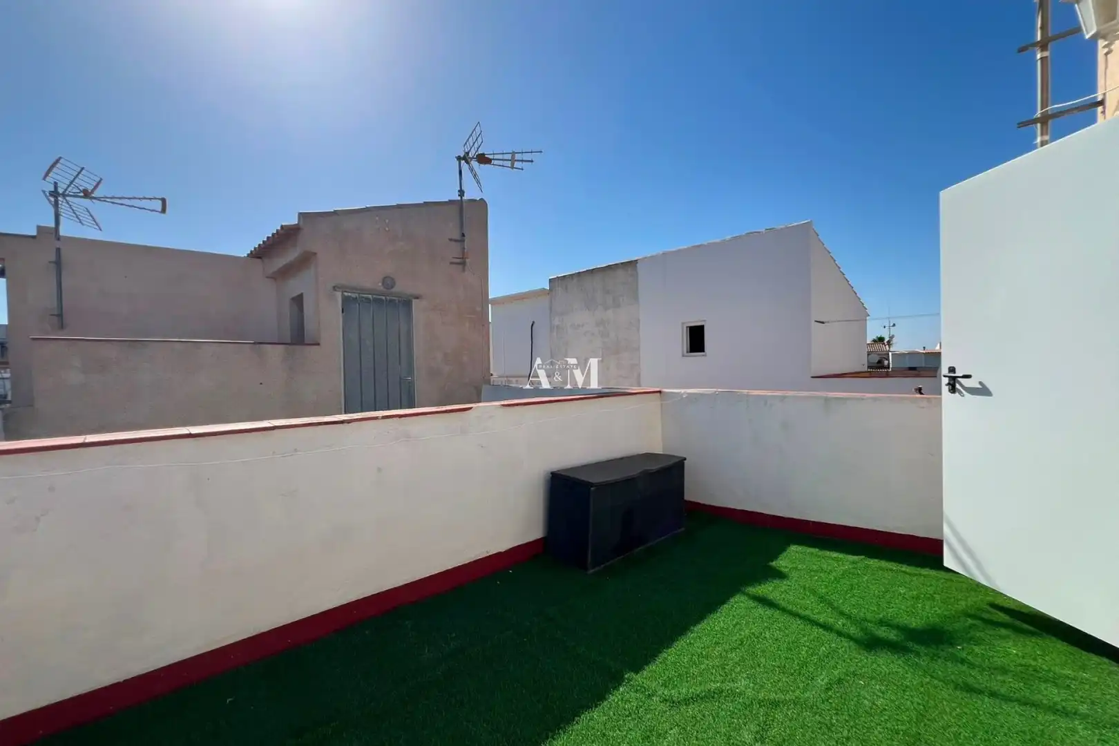 Außenansicht von Einfamilien-Reihenhaus zur Miete in Santa Pola mit Klimaanlage, Heizung und Privatgarten