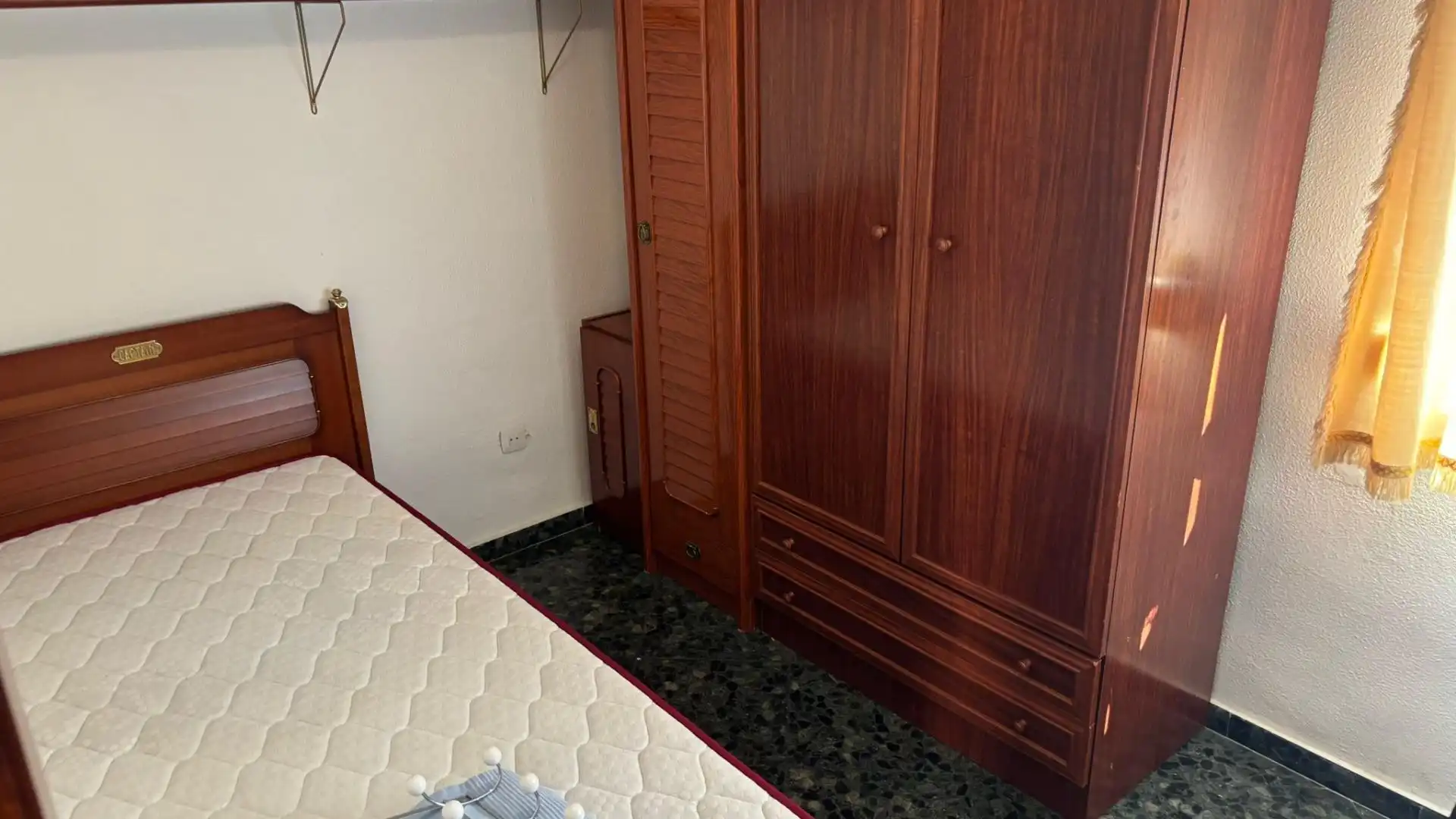 Room in Calle LOZOYA, El Plantinar – Avda. La Paz - El Juncal