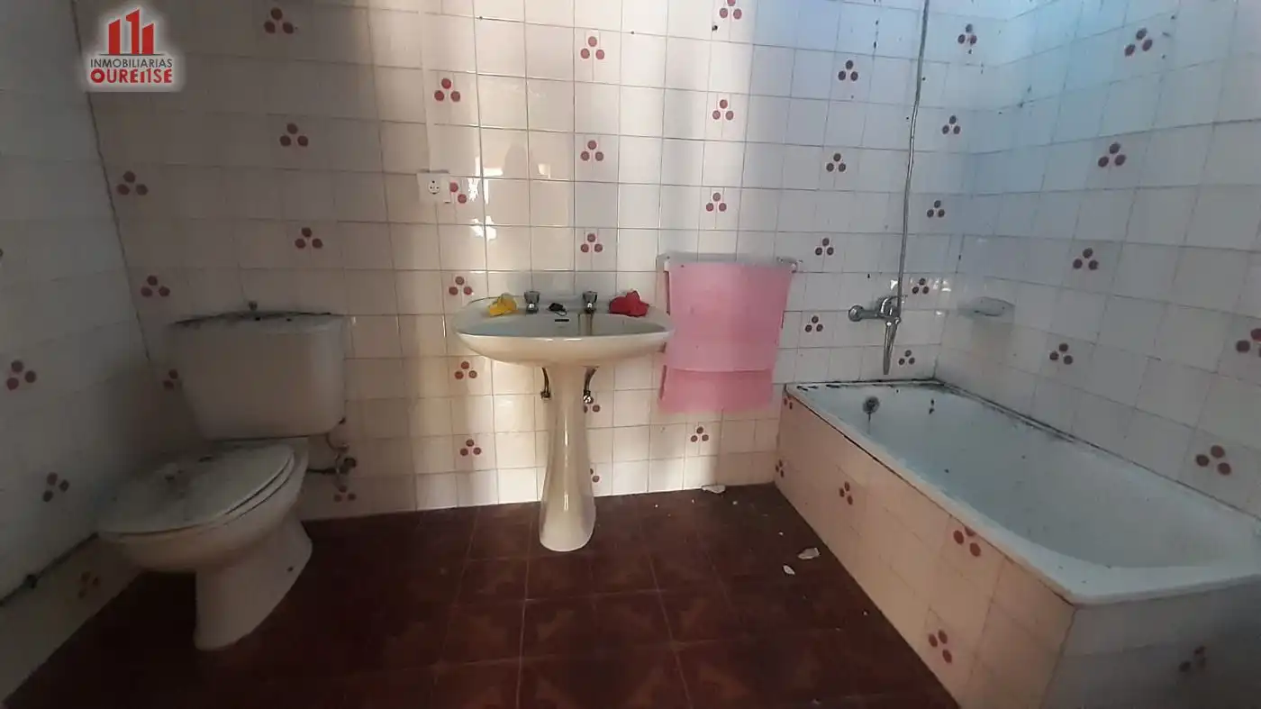 Badezimmer von Haus oder Chalet zum Verkauf in Allariz mit Abstellraum und Balkon