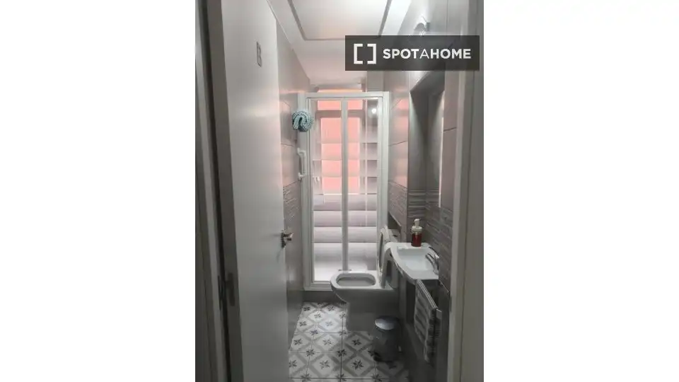 Bathroom of Flat for share in Bilbao   with Air Conditioner, Heating and Furnished