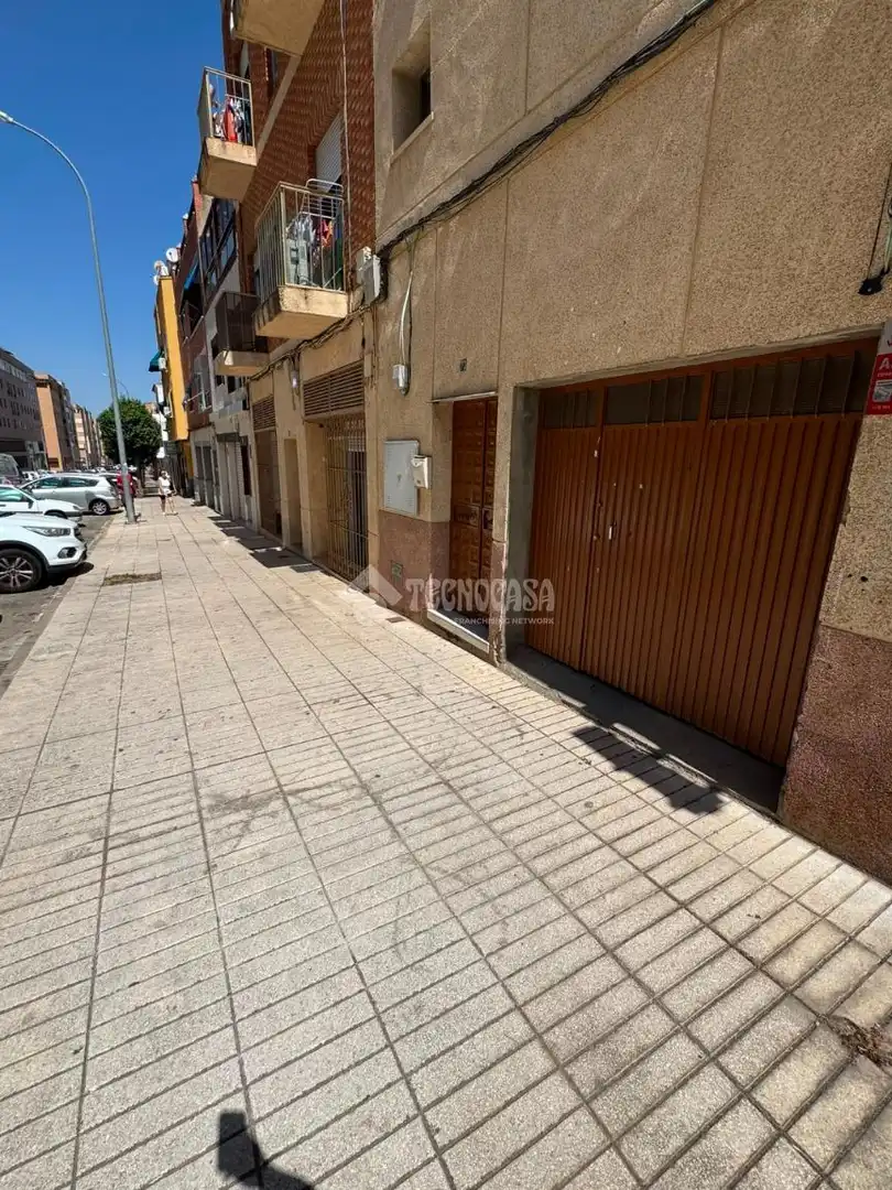Casa amb terrassa en venda a Maria Auxiliadora - Barriada de Llera