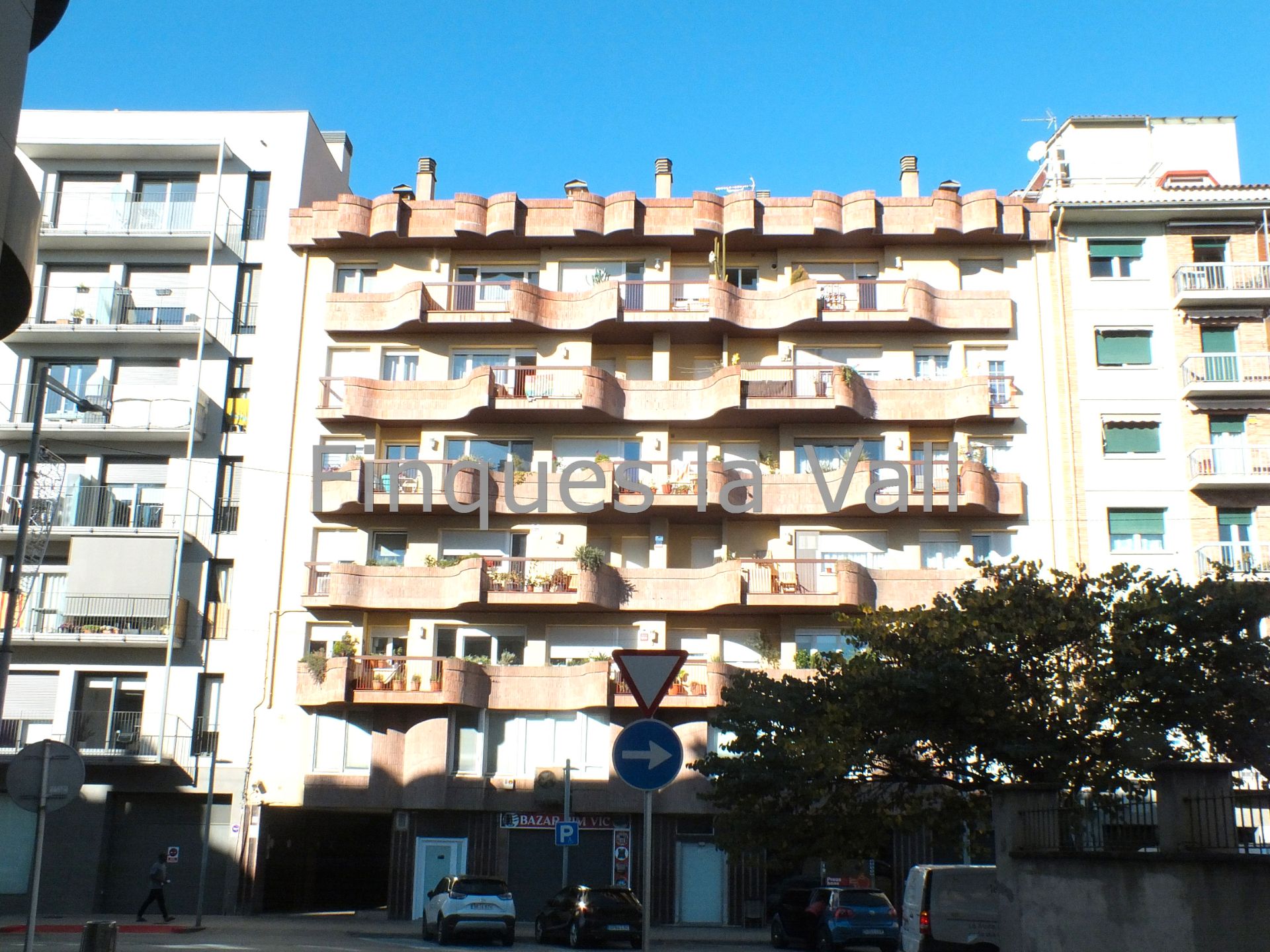 Vista exterior de Dúplex en venda en Vic amb Calefacció, Terrassa i Traster